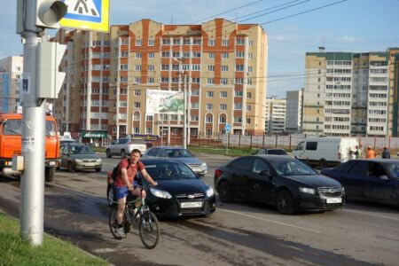 Aļmetjevska pirms veloinfrastruktūras izveides izskatījās līdzīgi lielajiem Rīgas mikrorajoniem un velosipēdisti lielākoties brauca pa ietvēm vai drosmīgākie - pa brauktuvi.