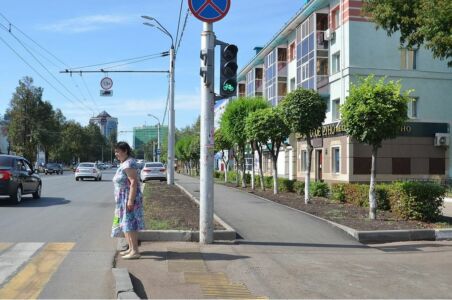 Veloceļu salaiduma vietās ar brauktuvi apmales neatradīsiet, jo komfortabla braukšana ar tādām nav iedomājama. Rīgā diemžēl apmales joprojām ir veloinfrastruktūras ikdiena.