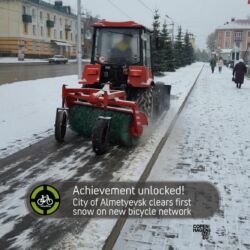 Aļmetjevskā nesen arī sācis snigt, bet ziema nav iemesls slēgt veloceļus - tie tikai regulāri jāttīra un velosipēdisti tos turpinās izmantot visu cauru ziemu. Šajā ziņā arī Rīgā jau otro sezonu velosipēdu ceļus no sniega attīra, tāpēc arī Rīgā ar katru ziemu parādās arvien vairāk un vairāk velosipēdistu.