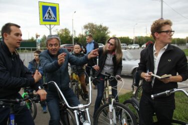Agrīnās pilsētplānotāju tikšanās ar pilsētas vadību.
No kreisās - Aļmetjevskas mērs Airats Karuļins (Ayrat Khayrullin) un Copenhagenize Design Co. vadītājs Mikaels Kolvills - Andersens (Mikael Colville-Andersen).