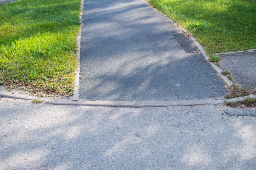 Kārtējā augstā apmale... Šeit, pēc RDSD domām, 2015. gadā apmales ir nolīdzinātas.