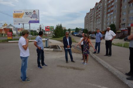 Pirmo veloceļu būvniecība procesā.