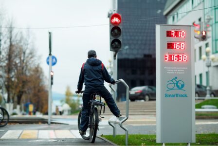 Veloinfrastruktūra pilnā krāšņumā - velosipēdistu ērtībām pirms krustojuma izbūvēts kāju atbalsts, tāpat izveidoti velosipēdistu skaitītāji. Rīgā joprojām nav neviena velosipēdistu skaitītāja, tādēļ Rīga joprojām paļaujas uz entuziastiem, kas velosipēdistus skaita vecmodīgi - uz papīra. Latvijā šāds veloskaitītājs atrodams Ogrē.