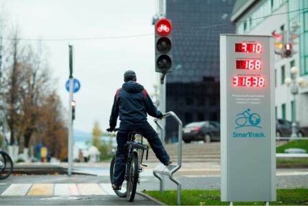 Veloinfrastruktūra pilnā krāšņumā - velosipēdistu ērtībām pirms krustojuma izbūvēts kāju atbalsts, tāpat izveidoti velosipēdistu skaitītāji. Rīgā joprojām nav neviena velosipēdistu skaitītāja, tādēļ Rīga joprojām paļaujas uz entuziastiem, kas velosipēdistus skaita vecmodīgi - uz papīra. Latvijā šāds veloskaitītājs atrodams Ogrē.