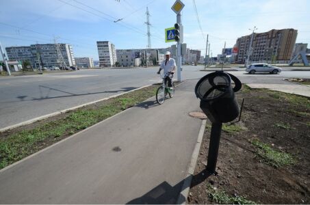 Velosipēdistu ērtībām pat izveidotas īpašas atkritumu tvertnes, kurās atkritumus var ērti izmest pat braucot.
