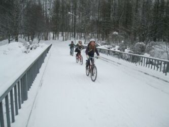 Oulu, Somija.
Lai arī ziemās Oulu gaisa temperatūra ir krietni zemāka nekā Latvijā, skolēni uz skolu ar velosipēdiem šeit dodas visu gadu.