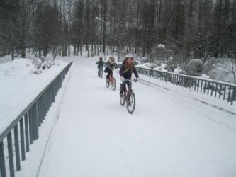 Oulu, Somija.
Lai arī ziemās Oulu gaisa temperatūra ir krietni zemāka nekā Latvijā, skolēni uz skolu ar velosipēdiem šeit dodas visu gadu.