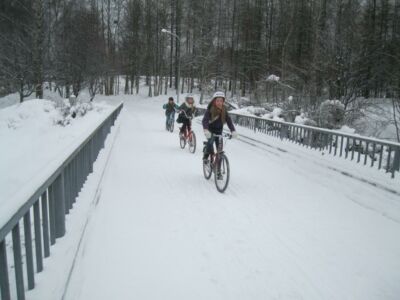 Oulu, Somija.
Lai arī ziemās Oulu gaisa temperatūra ir krietni zemāka nekā Latvijā, skolēni uz skolu ar velosipēdiem šeit dodas visu gadu.