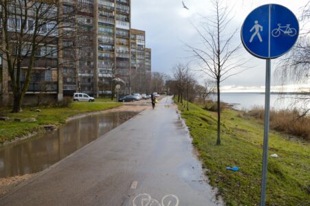 Ķengaraga promenādes sākums izskatās graujoši - blakus gājēju un veloceļam ir milzīga bedre.