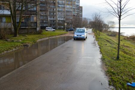 Tādēļ visnotaļ saprotams, ka autovadītāji ir spiesti pārkāpt noteikumus un šajā posmā brauc pa gājēju un velosipēdistu ceļu.