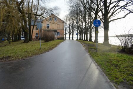 Turpinājumā pēkšņi pazūd sadalošā līnija un veloceļš uz īsu mirkli kļūst par kopīgu gājēju un velosipēdistu ceļu.