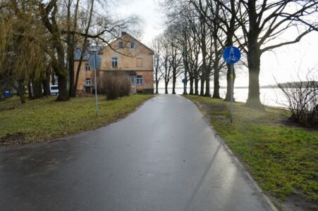 Turpinājumā pēkšņi pazūd sadalošā līnija un veloceļš uz īsu mirkli kļūst par kopīgu gājēju un velosipēdistu ceļu.