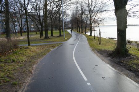 Ceļš turpinājumā ved gar burvīgu Daugavas ainavu. Ideāla pastaigu vieta. Vai šī ir īstā vieta veloceļam? Diez vai.