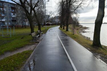 Velosipēdistiem paredzētā ceļa daļa ir tik šaura, ka tajā neietilpst pat oficiālais veloceļu marķējums - tas abiem virzieniem uzzīmēts viens virs otra.
