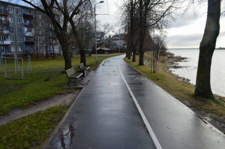 Velosipēdistiem paredzētā ceļa daļa ir tik šaura, ka tajā neietilpst pat oficiālais veloceļu marķējums - tas abiem virzieniem uzzīmēts viens virs otra.