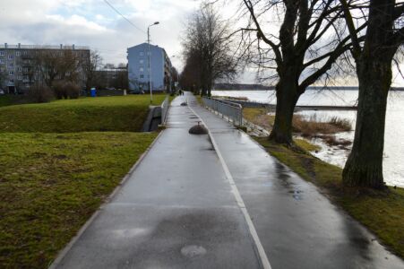 Turpinājumā ceļš ved pāri tiltam. Pirms tā ir uzlikts betona šķērslis, lai pār tiltu nepārvietotos tam neparedzēti transportlīdzekļi. Tiesa, tas nobloķē teju pusi no gājējiem paredzētās ceļa daļas, tādēļ šeit būtu vēlams uzstādīt šaurākus metāla stabiņus.