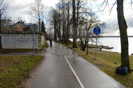 Tālāk ceļš vienkārši pārtrūkst un tālāk jābrauc pa gājēju ceļu - šeit pat nav uzstādīta ceļa zīme, ka te būtu kopīgs gājēju un velosipēdistu ceļš.