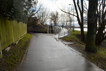 Turpinājumā ceļš ved augšup bīstamā un nepārredzamā uzkalnā, kur labāk būtu iet kājām vai braukt ļoti lēnā ātrumā, lai nesaskrietos ar pretim braucošu velosipēdistu.