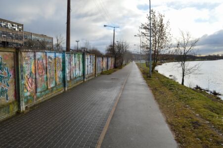 Šajā posmā izteikti redzams tas, ka gājēju un velosipēdistu ceļš uz Dārziņiem veidots pa ļoti īsiem posmiem - katru gadu 600-700 metri. Uz to norāda atšķirīgais segums - bruģis.