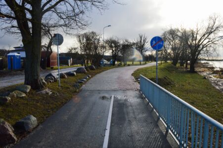 Tilta galā ceļa zīme vēsta par gājēju un velosipēdistu ceļa beigām. Tātad turpinājumā jābrauc pa gājēju ceļu.