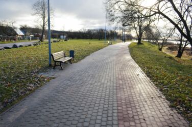 Šis posms acīmredzot ir būvēts citā laika posmā, par ko liecina divu krāsu bruģis. Sarkanā daļa acīmredzot bija domāta kā veloceļš, bet nekādas ceļa zīmes vai marķējums par to neliecina.