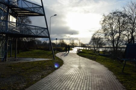 Ceļš turpinās gar skatu torni.