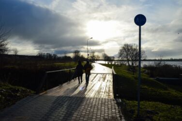 Un īsi pirms kārtējā tilta parādās ceļa zīme, ka veloceļš atsākas. Tiesa, uz tilta par to nekas neliecina, jo tur nav horizontālā marķējuma.
