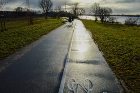 Turpinājumā kārtējais citā gadā būvētais veloceļa posms - šoreiz atkal asfalts visā platumā.