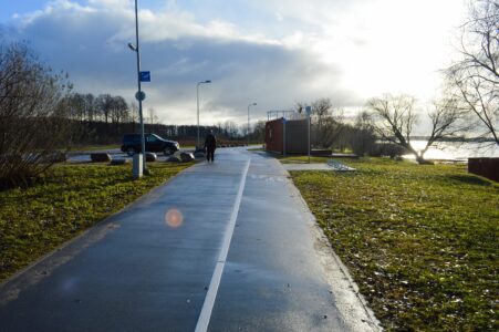 Veloceļš ved garām mazai pludmalei, kur vasarās dežurē Rīgas pašvaldības policija.