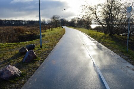 Turpinājumā ceļš ved taisni, gar ainavisku skatu abās tā pusēs.