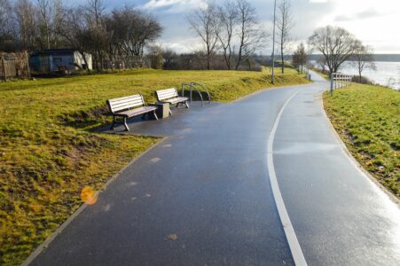 Šajā nesen izbūvētajā daļā pie soliņiem uzstādītas drošas augstā tipa velonovietnes.