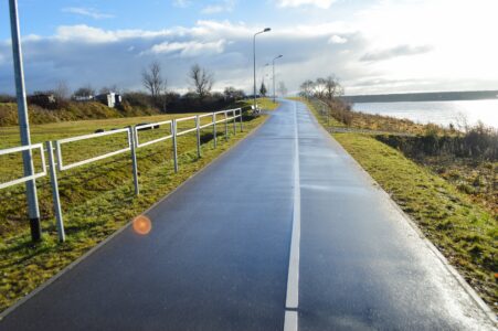 Šajā posmā būvnieki pacentušies ar barjerām. Nav gan īsti saprotams, kam tās ir paredzētas, jo bērni tām mierīgi var iziet caur apakšu.