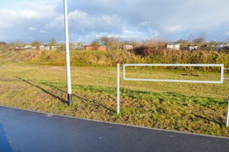 Iespējams, barjeras paredzētas iedzērušiem cilvēkiem, lai pasargātu no iekrišanas grāvī.