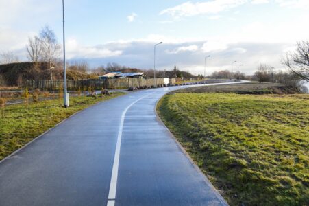 Esam nonākuši līdz veloceļa jaunākajam posmam, kas uzbūvēts 2016. gada rudenī.