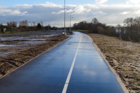 Vietas gan šeit bija atliku likām, lai veloceļu uzbūvētu atbilstoši standartiem.