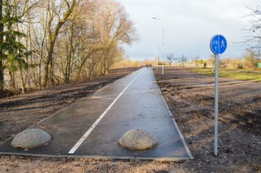 Ievērojiet ceļa zīmi - tā norāda, ka braukt ar velosipēdu atļauts tikai vienā virzienā. Var šķist - sīkums, bet tieši sīkumi parāda to, kādi "speciālisti" projektē un rada veloinfrastruktūru Rīgā.