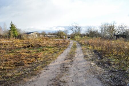 Ja ir vēlēšanās, turpinājumā iespējams braukt cauri mazdārziņiem, bet tur ielu seguma kvalitāte tam nav pārāk piemērota - jāuzmanās, lai neiestigtu dubļos.