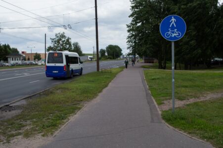 Veloceļa sākums aiz krustojuma ar Ilūkstes ielu. Šeit "veloceļš" izveidots blakus ietvei, vienkārši uzstādot zilu ceļa zīmi, ka pa to drīkst braukt velosipēdisti.
