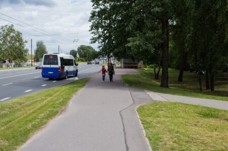 Tas gan nemaina to, ka realitātē ietve paliek ietve, un gājēji pa to pārvietojas visā platumā.