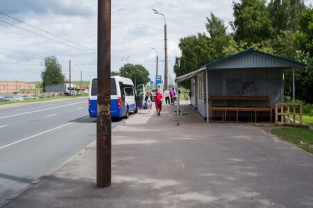 "Veloceļš" ved cauri labirintam - sabiedriskā transporta pieturvietai.