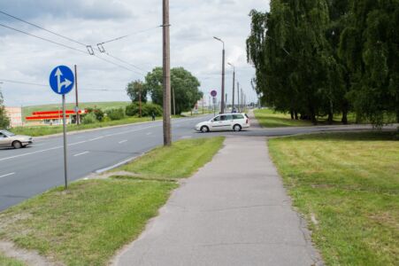 Turpinājumā jāšķērso iebrauktuve uz blakusteritoriju. Lai arī priekšroka ir gājējiem un velosipēdistiem, tieši viņiem ceļš pārtrūkst, savukārt iebrauktuve ir nepārtraukta.