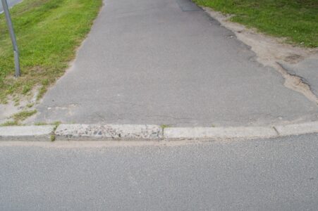 Visnotaļ augstās apmales šo ceļu padara neērtu velosipēdistiem un invalīdiem ratiņkrēslos.