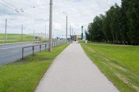 Par vietas trūkumu kārtīga veloceļa izbūvei šeit būtu grēks sūdzēties...