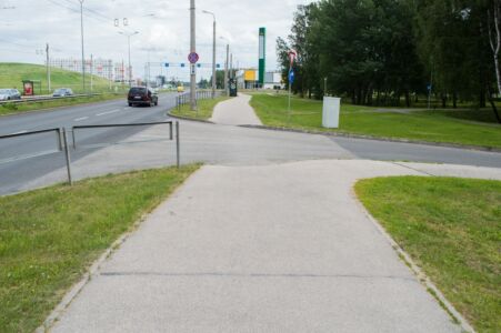 Kārtējā iebrauktuve, kur priekšroka ir gājējiem un velosipēdistiem, bet infrastruktūra liecina par ko citu.