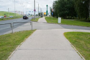 Kārtējā iebrauktuve, kur priekšroka ir gājējiem un velosipēdistiem, bet infrastruktūra liecina par ko citu.