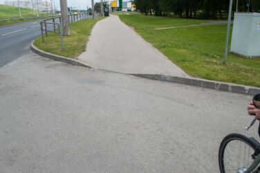Pie tam apmali mēģināts nolīdzināt tikai viena metra platumā, kas nozīmē, ka divi velosipēdisti šeit samainīties nevarēs.