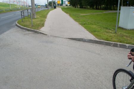 Pie tam apmali mēģināts nolīdzināt tikai viena metra platumā, kas nozīmē, ka divi velosipēdisti šeit samainīties nevarēs.