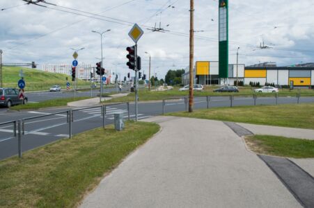 Turpinājumā jāšķērso veselas četras ar luksoforu regulētas gājēju pārejas - krustojums acīmredzami būvēts autobraucēju ērtībām.