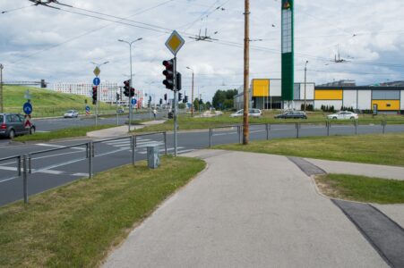 Turpinājumā jāšķērso veselas četras ar luksoforu regulētas gājēju pārejas - krustojums acīmredzami būvēts autobraucēju ērtībām.