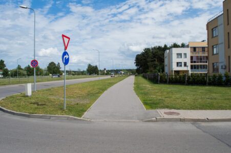 Kopīgais gājēju un velosipēdu ceļš sākas aiz krustojuma ar Jasmuižas ielu. Abas ceļa zīmes, kas par to senāk liecināja, gan ir mistiski "pazudušas".